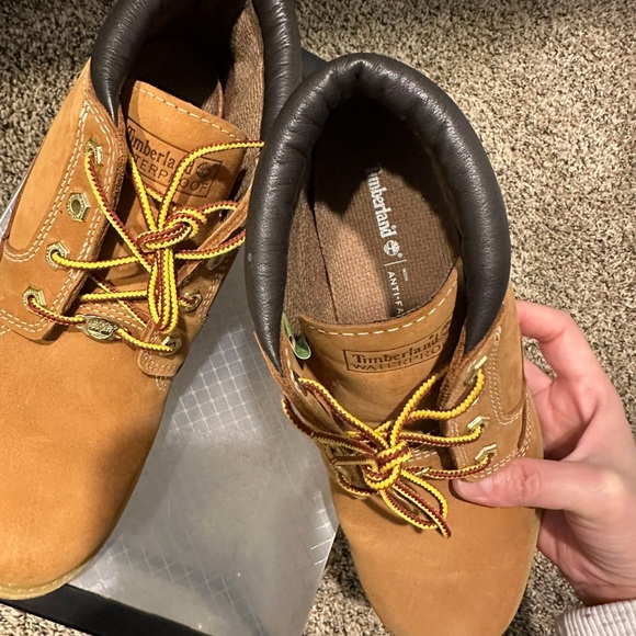 Timberland Tan Leather Boots with Yellow Laces - Picture 6 of 6
